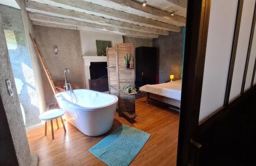 Le Menoux Haus | À louer : Ancienne forge avec sauna, piscine, proche plage et sites historiques - FR-1-591-193