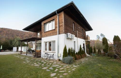 Maritsa Haus | Вила Ибър село Радуил