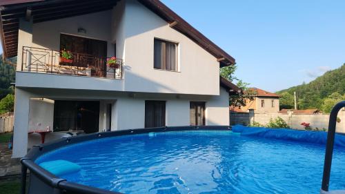 Beli Osum Haus | Двете къщи в планината