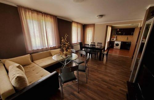 Beli Osum Haus | Двете къщи в планината