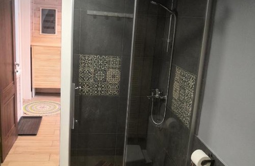 Khiytola Haus | Дом у скалы - у Архипыча