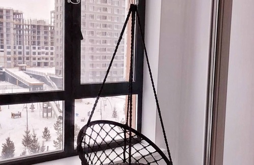 Nur-Sultan Wohnung | Современная квартира в стиле лофт с гамаком