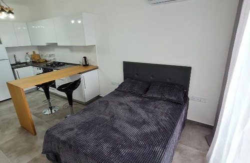 Trikomo Wohnung | Уютная студия для двоих на берегу моря