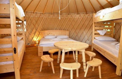 Vetrino Sonstige | Юртов лагер Наедно