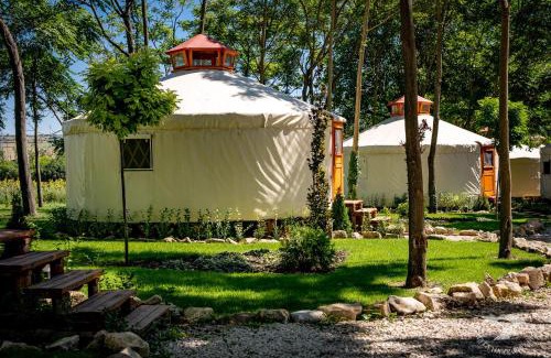 Vetrino Sonstige | Юртов лагер Наедно