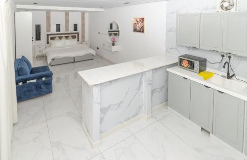 Al Kura Wohnung | استديو فاخر بشرفة في ابحر