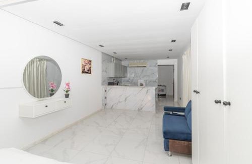 Al Kura Wohnung | استديو فاخر بشرفة في ابحر