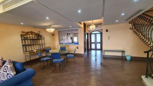 Durrat Al-Arous Villa | درة العروس فيلا بلويتش الازرق