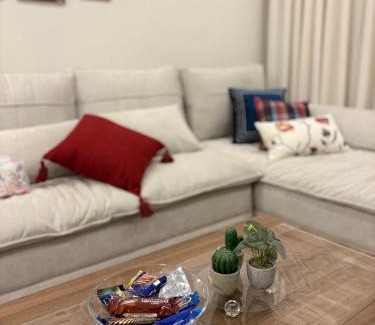 Al Kura Wohnung | شقه فاخره بأثاث مريح غرفة نوم وصاله