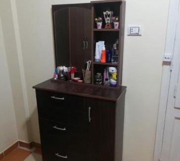 Dikirnis Wohnung | غرفة بحمام دور ارضي