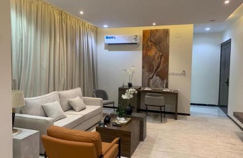 Al Kura Wohnung | غرفة وصالة فندقية فاخرة