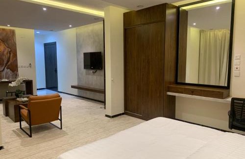 Al Kura Wohnung | غرفة وصالة فندقية فاخرة