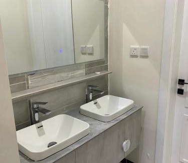 Al Kura Wohnung | غرفة وصالة فندقية فاخرة