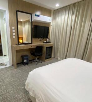 Al Kura Wohnung | غرفة وصالة فندقية