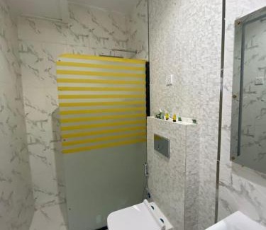 Al Kura Wohnung | غرفة وصالة فندقية