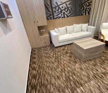 Al Kura Wohnung | غرفة وصالة فندقية