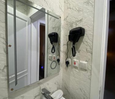 Al Kura Wohnung | غرفة وصالة فندقية