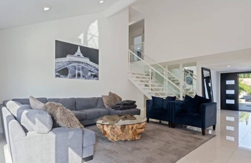 Granada Hills North Villa | ৎ୭Hills Viewৎ୭ Pool Jacuzi &More