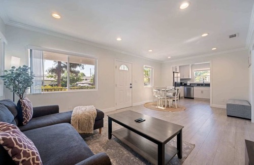 Burbank Haus | ৎ୭Serene Home in Central Burbankৎ୭