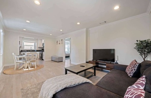 Burbank Haus | ৎ୭Serene Home in Central Burbankৎ୭