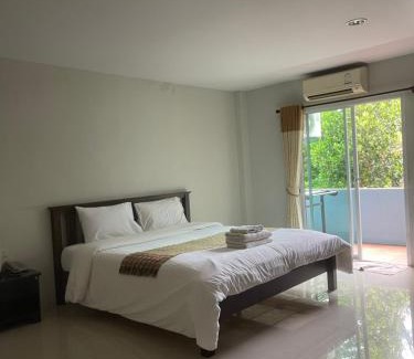 Nuea Khlong Hotel | บ้านทรัพย์มงคล