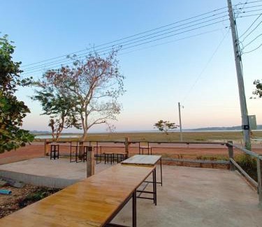Bung Khong Long Resort | บ้านทุ่ง เคียงบึง รีสอร์ท