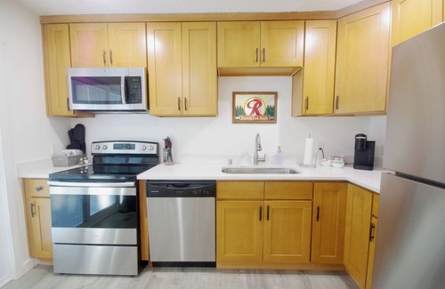 South Tacoma Wohnung | ᗌᗌᗌ Fresh & new 1br. Jukebox, king bed, A/C