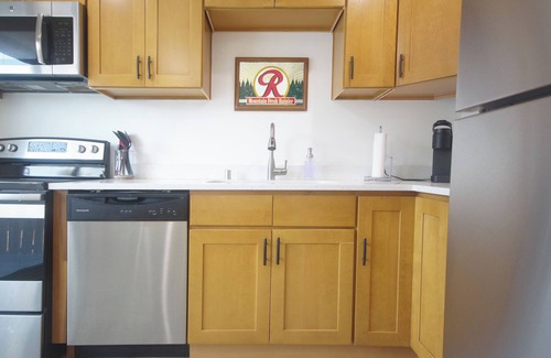 South Tacoma Wohnung | ᗌᗌᗌ Fresh & new 1br. Jukebox, king bed, A/C