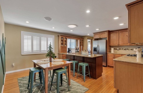 Northwest Arvada Haus | ᨒFIREHAUSᨒHotTubᨒCinemaᨒBBQᨒBadmintonᨒGames