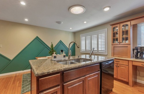 Northwest Arvada Haus | ᨒFIREHAUSᨒHotTubᨒCinemaᨒBBQᨒBadmintonᨒGames