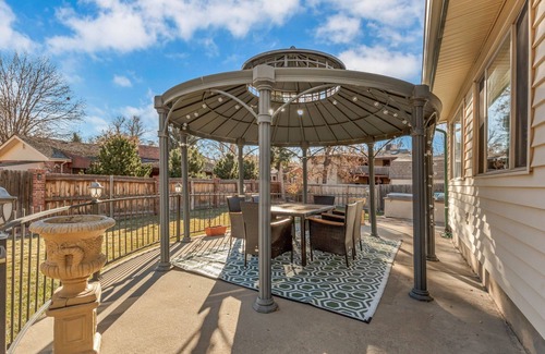 Northwest Arvada Haus | ᨒFIREHAUSᨒHotTubᨒCinemaᨒBBQᨒBadmintonᨒGames