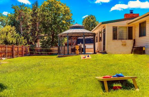 Northwest Arvada Haus | ᨒFIREHAUSᨒHotTubᨒCinemaᨒBBQᨒBadmintonᨒGames