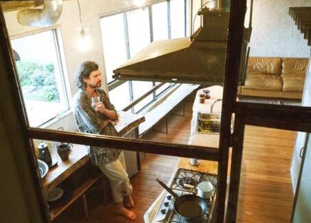 Chuo Ward Haus | ホテルニューハイオク：神戸駅4分/1棟貸し/リノベーションRC/Bed5台 (開放的なアート空間)