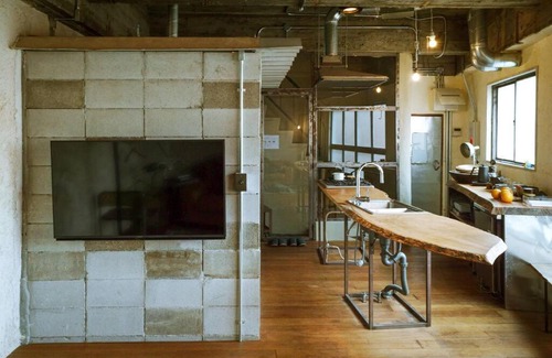 Chuo Ward Haus | ホテルニューハイオク：神戸駅4分/1棟貸し/リノベーションRC/Bed5台 (開放的なアート空間)