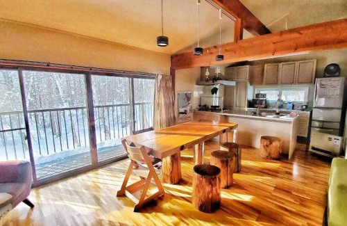 Nagano Skihütte | 『一軒丸々貸切』徒歩5分圏内カフェ 自然を満喫 Modern Ski Chalet +WiFi & 5min walk to cafes.