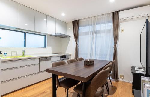 Shimotakaido Wohnung | 上北沢戸建て