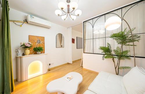 Downtown Shanghai Wohnung | 上海小胖纸民宿-南京西路3店-桃之夭夭