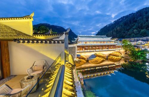 Fenghuang Haus | 云隐兮江景民宿