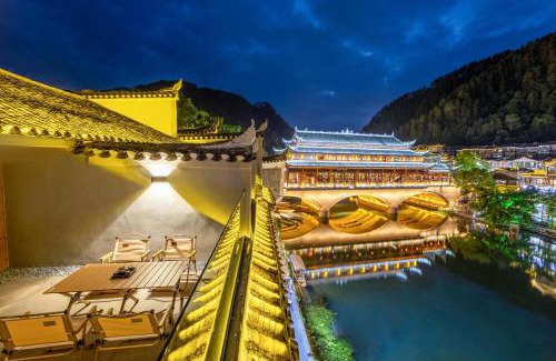 Fenghuang Haus | 云隐兮江景民宿