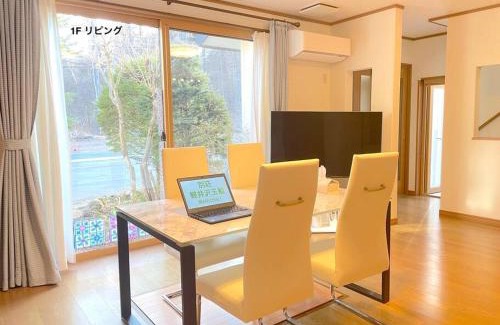 Tsumagoi Haus | 北軽井沢おもちゃ王国車5分 1棟貸切 107平米3LDK 雨もbbq可能 小学生3名まで無料 アメニティ完備