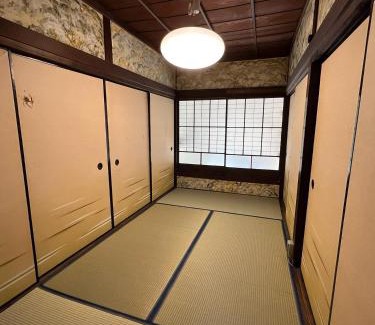 Yoshinogawa Haus | 坂東商店guest room藍染めと宿