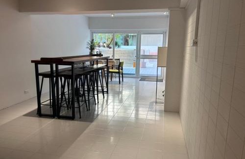 East District Haus | 壹貳貳洋樓 l 自助入住 l 無人櫃檯