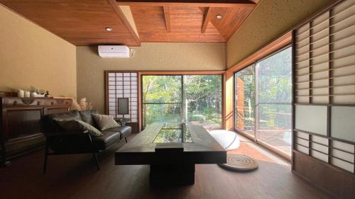 Isumi Haus | 庭付き和モダン平屋の一棟貸し 居庵 iori-ori 小さな森に住む