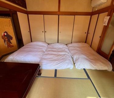 Izumisano Haus | 日式庭院古宅难波直达4房双浴室厕所厨房齐全团队首选可体验和服茶道空中瑜伽交通购物方便bbq可