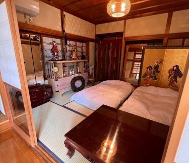 Izumisano Haus | 日式庭院古宅难波直达4房双浴室厕所厨房齐全团队首选可体验和服茶道空中瑜伽交通购物方便bbq可