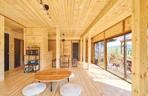 Kimitsu Haus | 星が降りそそぐVilla 都心から70分 にぎわいOK完全プライベート空間 吹抜けサウナ 最大8名 雨でもBBQ 天体観測 田園が広がるぽつんと宿