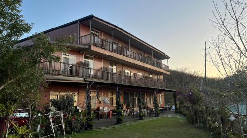 Dongshi District Haus | 星光山悦景觀民宿