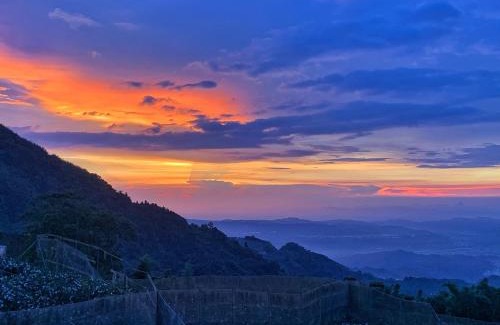 Dongshi District Haus | 星光山悦景觀民宿