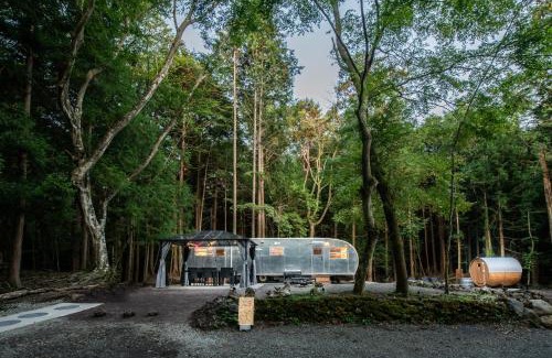 Motosu Haus | 本栖ベース~ヴィンテージトレーラーとバレルサウナ’1日1組限定’の貸切別荘~