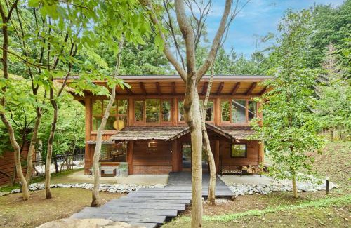 Tsuru Haus | 森のぽつんとリゾート貸切Villa 最大10名 都心から90分 10人inプライベートサウナ 雨でもBBQ にぎわいOK 完全プライベート空間